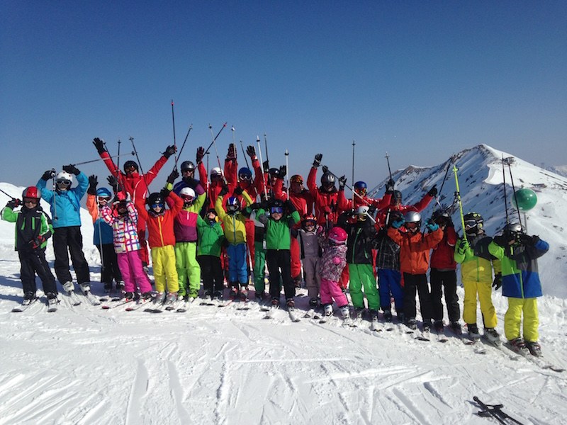Kinder und Betreuer der Schneeleoparden im Skigebiet