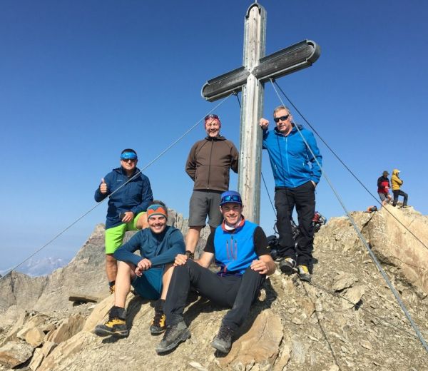 Wandergruppe am Gipfelkreuz
