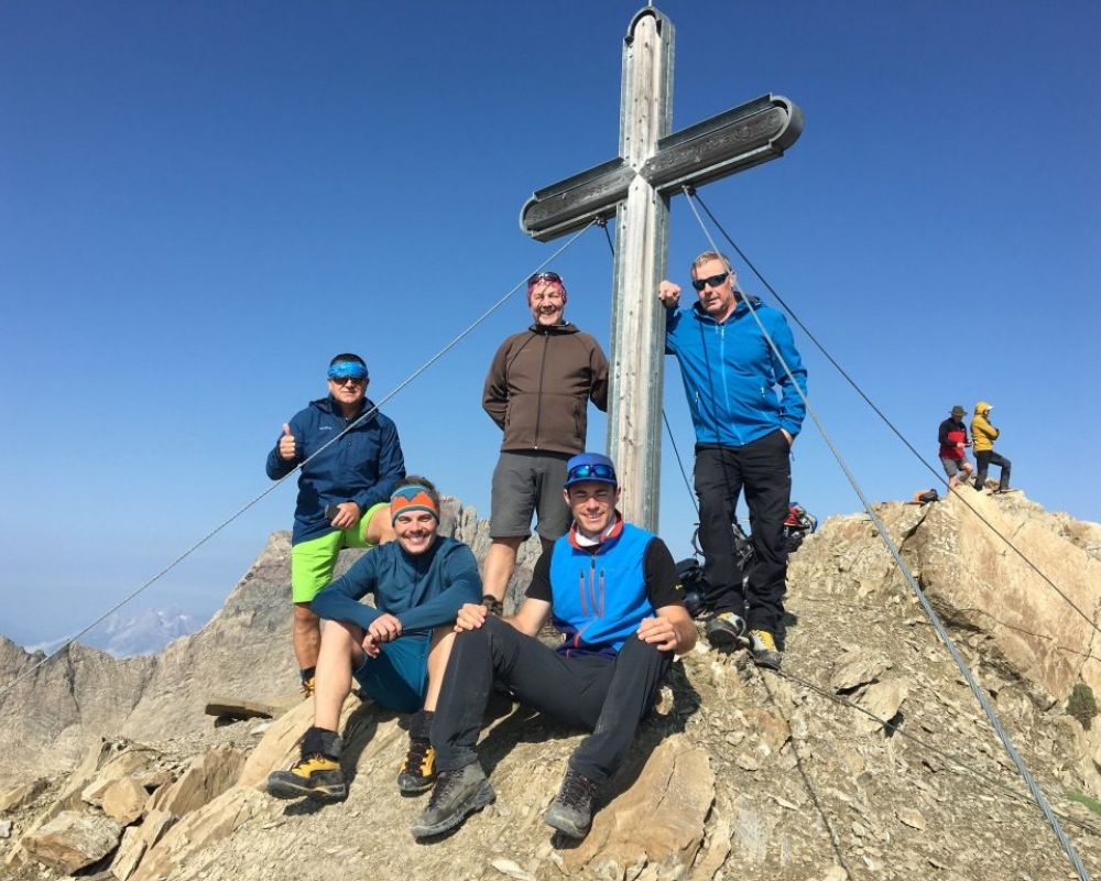 Wandergruppe des Skiclubs am Gipfelkreuz