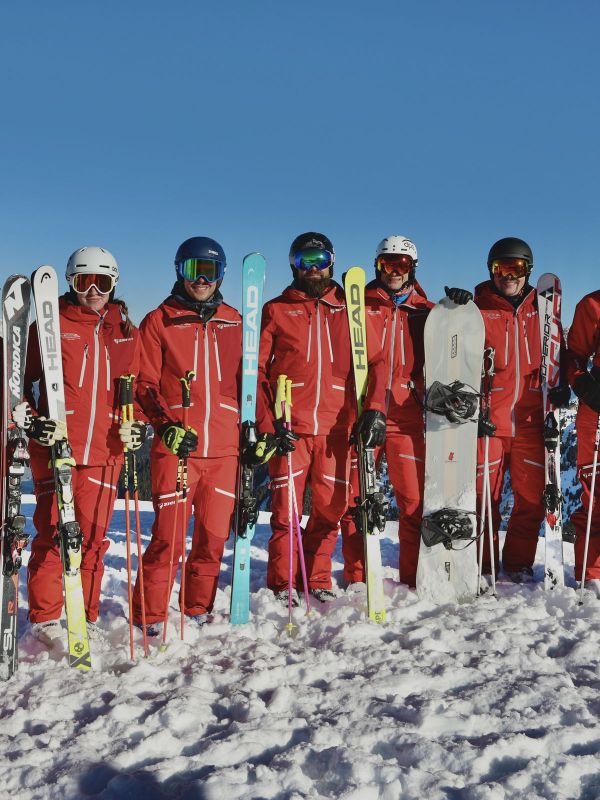 Team in roten Anzügen