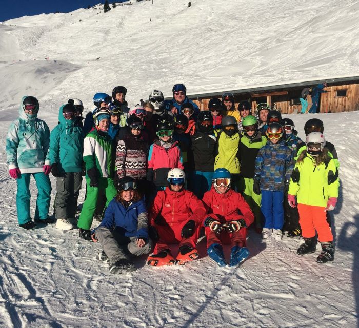 Jugendgruppe vor einer Skihütte